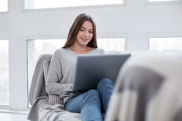 Szczęśliwy freelancer pracuje na jej laptopie — Zdjęcie stockowe