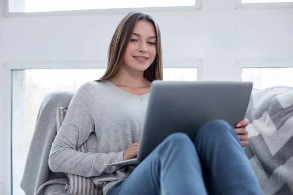 Fröhliche Startupperin arbeitet am Wochenende an ihrem Projekt — Stockfoto