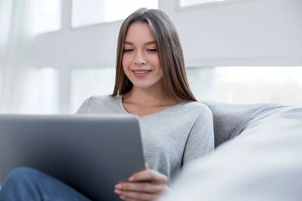 Inspirierte Freiberuflerin, die gerne von zu Hause aus arbeitet — Stockfoto