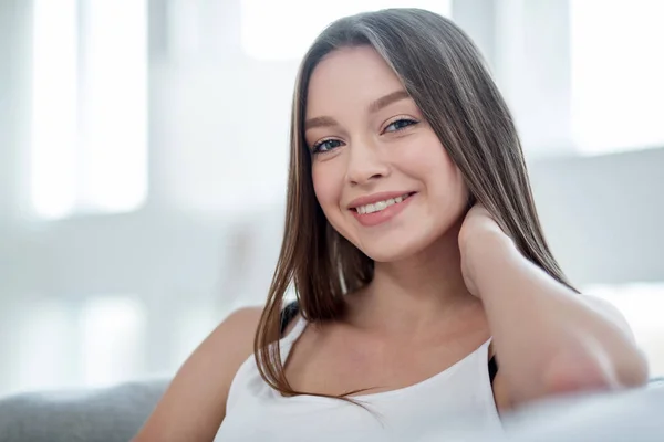 Vrolijke jonge vrouw genieten van haar dag — Stockfoto