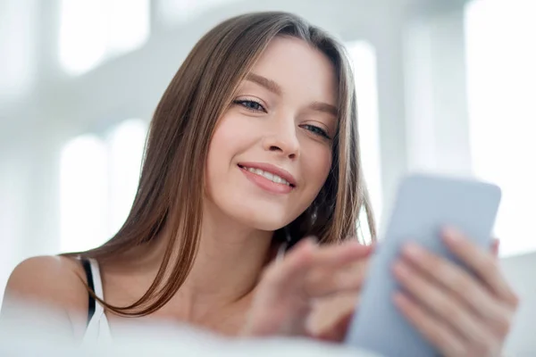 Content young woman chatting with her friends — Stock Photo, Image