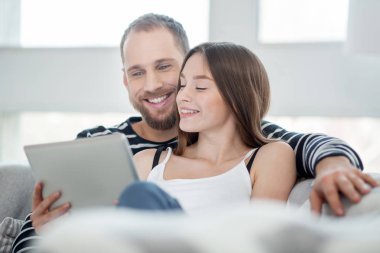 Çift birlikte kanepede rahatlatıcı