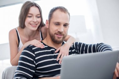 Erkek ve kadın birlikte rahatlatıcı sevgi dolu