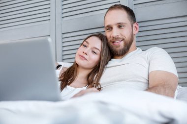 Birlikte bir film izlerken çok mutlu çift