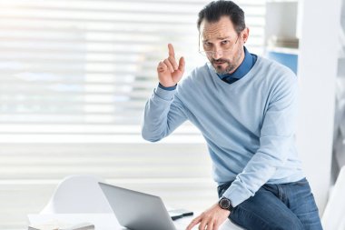 Onun ofisinde çalışan ciddi Yöneticisi