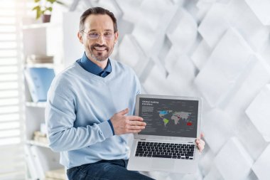 Bilgi üstünde onun laptop gösterilen ilham iş adamı