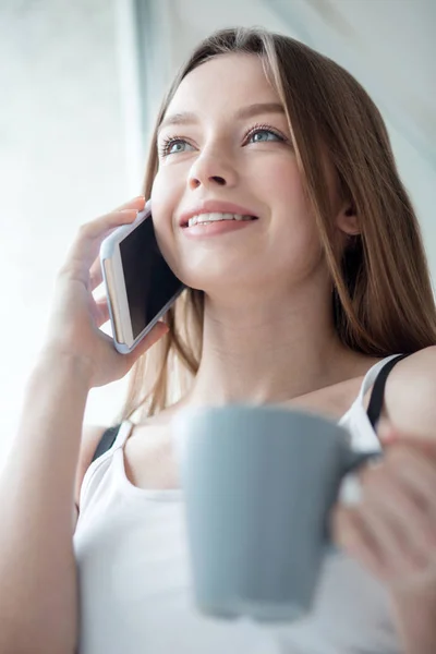 Cheerful young woman talking on her phone — Stock Photo, Image