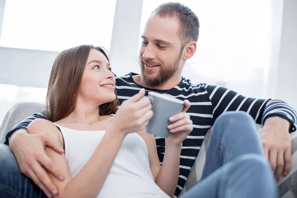 Couple heureux profitant de leur journée de congé ensemble — Photo