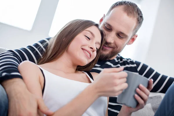 Mujer encantada y el hombre disfrutando de su día libre juntos —  Fotos de Stock