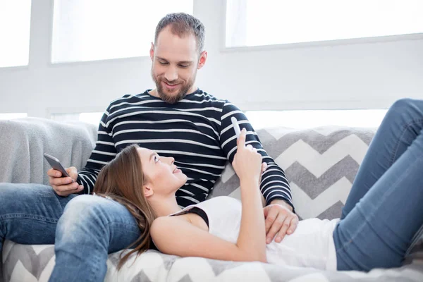 Ispirato coppia relax sul divano insieme — Foto Stock