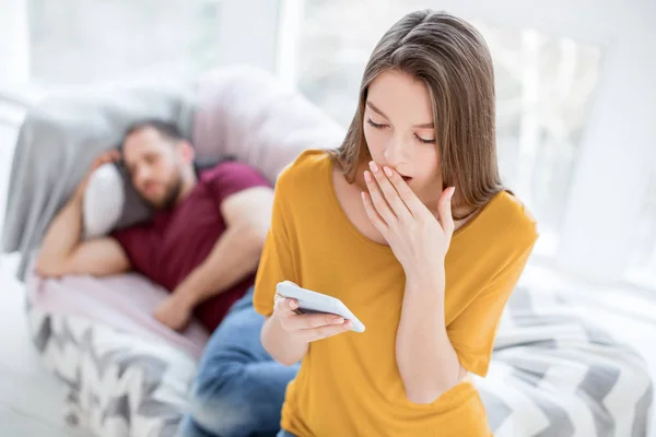 彼女をチェック アウトびっくり女性マン携帯電話 — ストック写真