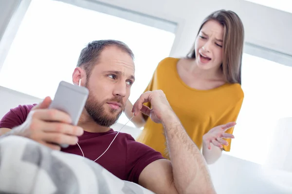 Mulher de coração partido gritando com seu homem — Fotografia de Stock