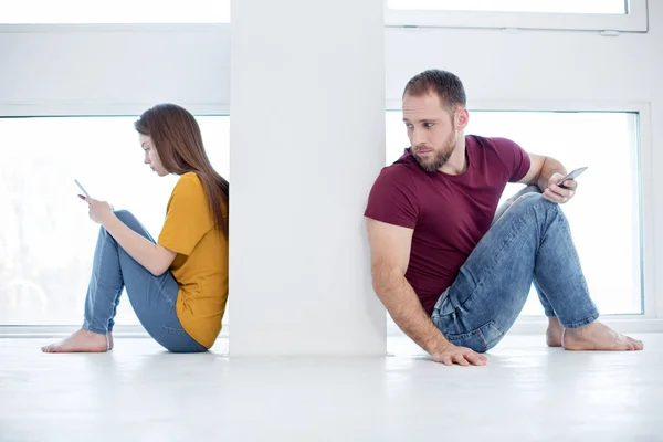 Sad man wanting to make up with his girlfriend — Stock Photo, Image