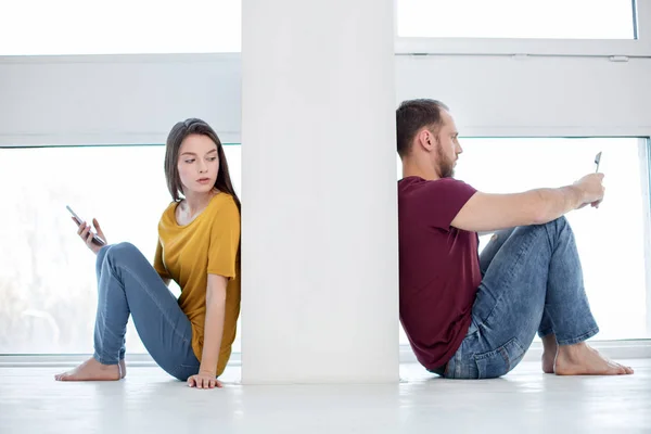 Donna triste che guarda il suo uomo — Foto Stock