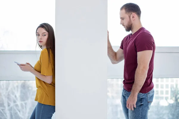 Sconvolto uomo e donna dopo litigio — Foto Stock