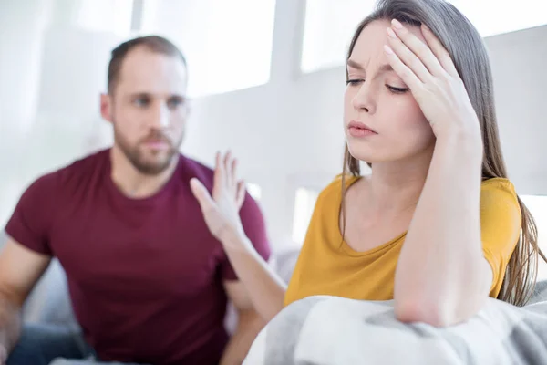 Mujer no sonriente que no quiere hablar con su hombre —  Fotos de Stock