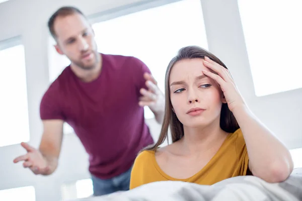 Miserável jovem mulher pensando em seu homem deslealdade — Fotografia de Stock