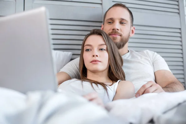 Pareja feliz relajándose en la cama juntos —  Fotos de Stock