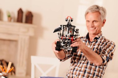Onun yeni robot oluşturma inceleyerek memnun mühendisi