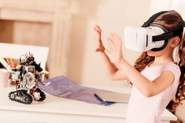 Sanal gerçeklik giyen akıllı varoluş çocuk koruyucu gözlük