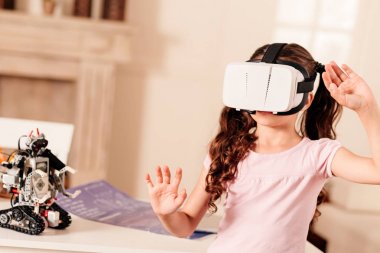 VR oyunlarına meraklı genç kadın