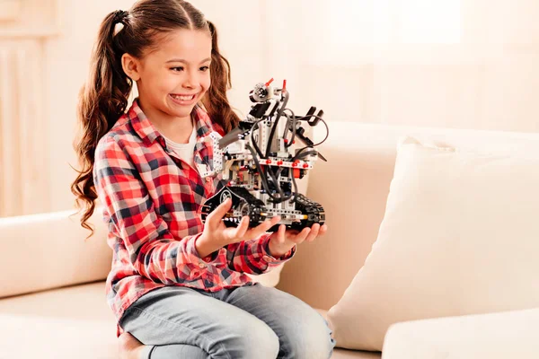 Adorável menina ficando animado sobre máquina robótica — Fotografia de Stock