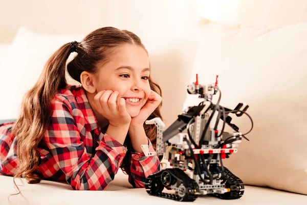 Rendkívül boldog ifjú hölgy vizsgáló robot gép — Stock Fotó