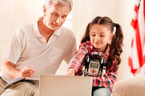 Φιλικό ο παππούς και το κορίτσι μιλάμε για καινοτόμες τεχνολογίες — Φωτογραφία Αρχείου