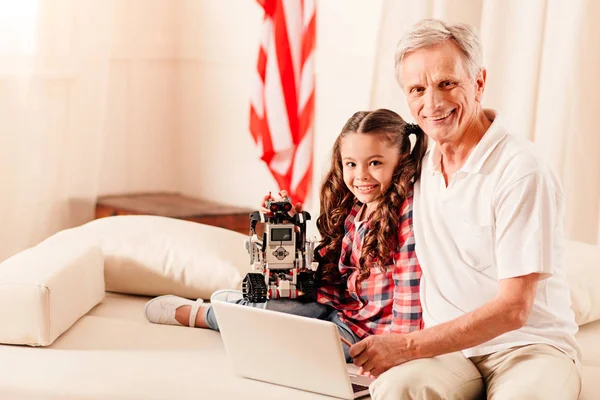 Amar al abuelo pasar el día con su adorable nieta —  Fotos de Stock