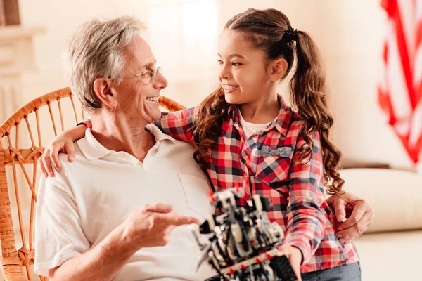 愛する孫娘と祖父ロボット機以上の話 — ストック写真