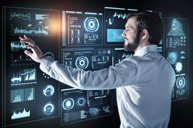 Gülümseyen ve duygu olumlu programcı ile yaptığı çalışmalarla memnun