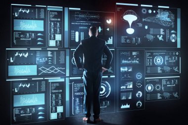 Genç programcı ellerini kalça ve düşünme ile ayakta