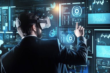 Sakallı programcı çalışırken özel gözlük