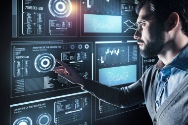 Ekran dokunaklı ve endişeli duygu bardaklarda ciddi adam