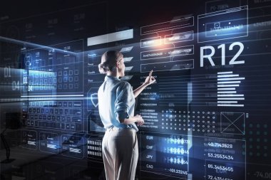 Ekranın yanındaki ayakta ve bilgileri saklıyor genç uzmanı