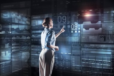 Sakin programcı ekranın çalışma gününde başlatılırken dokunmadan