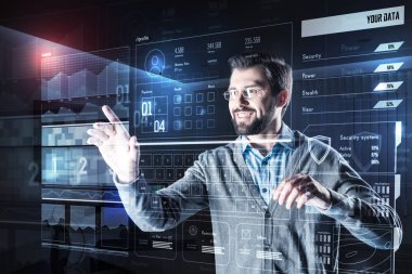 Önemli bilgiler fark ederken gülümseyen pozitif programcı