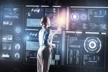 Özenli genç kadın çalışırken yeni bir programda gerekli değişiklikleri yapma