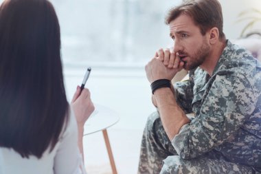 Endişeli askeri adam kadın psikolog için dinleme