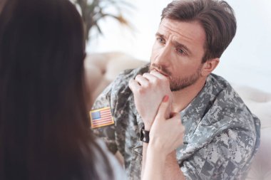 Bin yıllık hizmetçi terapist umut dolu gözlerle bakıyor