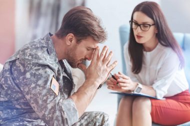 Hayat ile almaya çalışırken duygusal harap asker