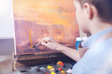 Yukarıya ve gelme ressam Studio soyut resim üzerinde çalışma