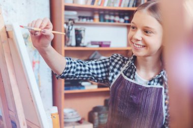 Gülümseyen ve boya parlak genç bayan