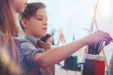 Resim masterclass katılan sevimli erkek yavru