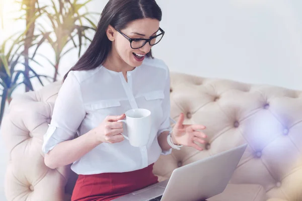Vacker affärskvinna bli upphetsad medan du arbetar på laptop — Stockfoto