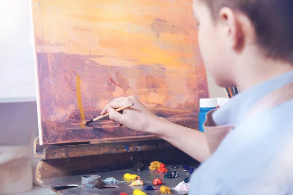 Up and coming painter working on abstract picture in studio — Stock Photo, Image