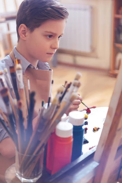Enfant talentueux travaillant sur l'image pendant le cours de peinture — Photo