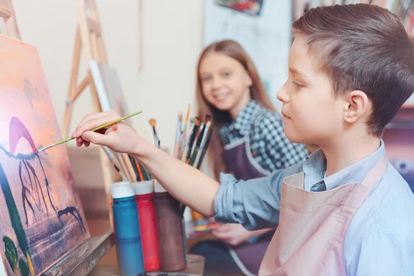 Cheerful kids painting together — Stock Photo, Image