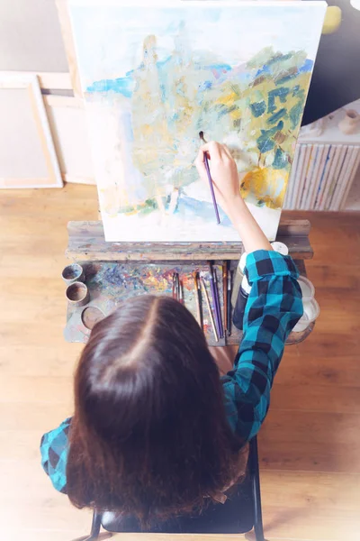 Adolescente señora pintura sobre lienzo de arte — Foto de Stock