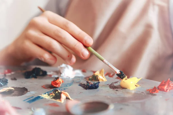 Vergrößerte Aufnahme von Teenager, der Farben auf Palette mischt — Stockfoto